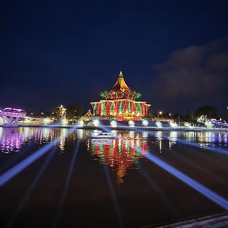 Riverbank Suites Kuching Waterfront Buitenkant foto