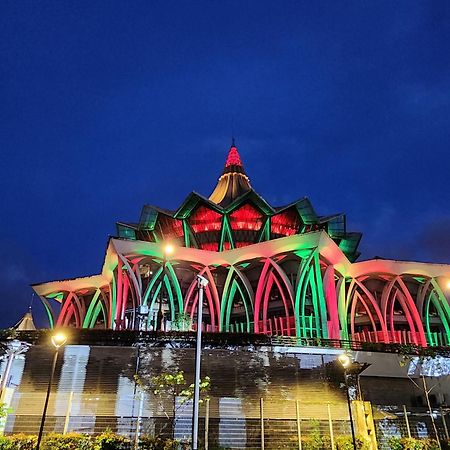 Riverbank Suites Kuching Waterfront Buitenkant foto