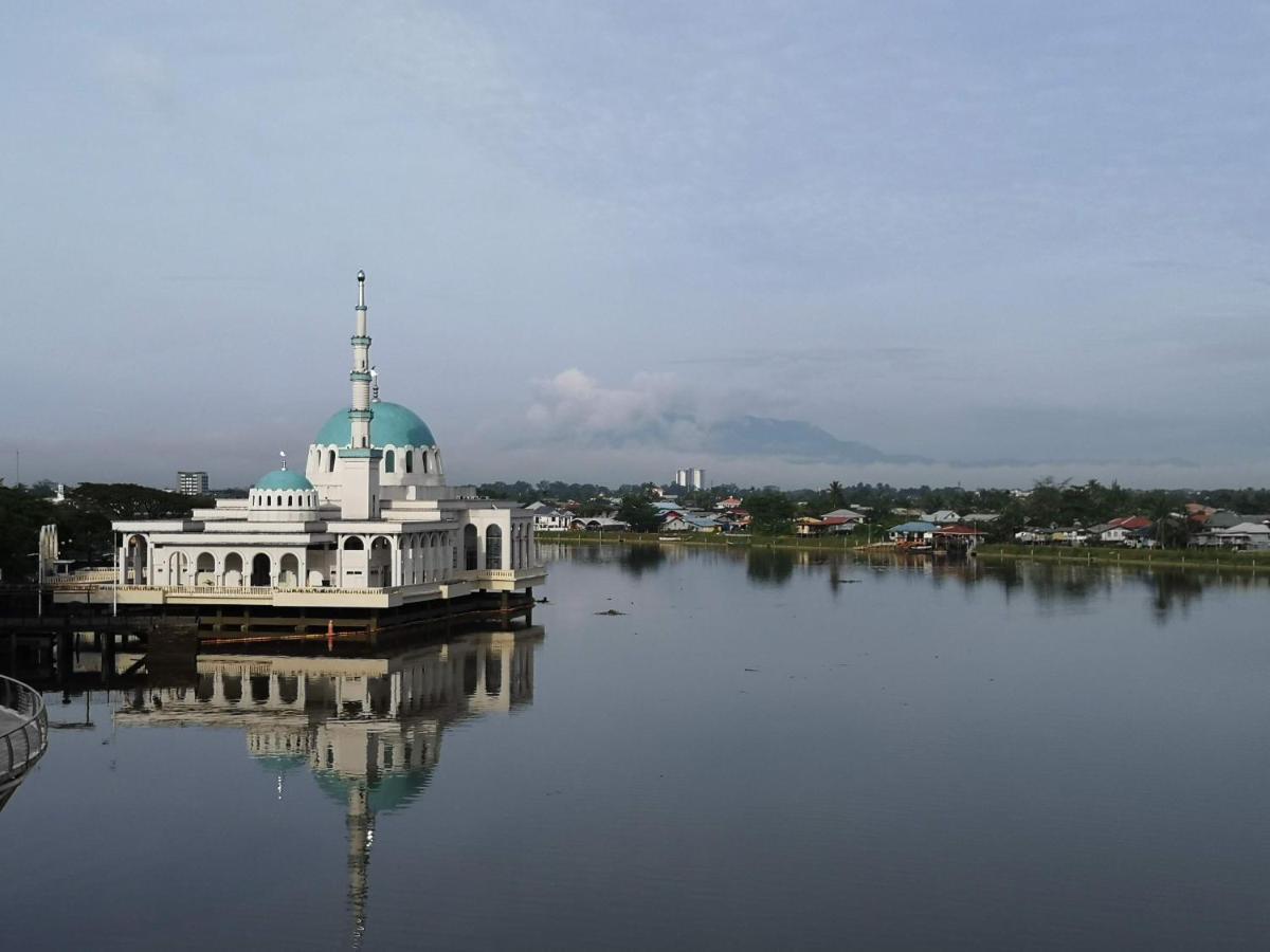 Riverbank Suites Kuching Waterfront Buitenkant foto