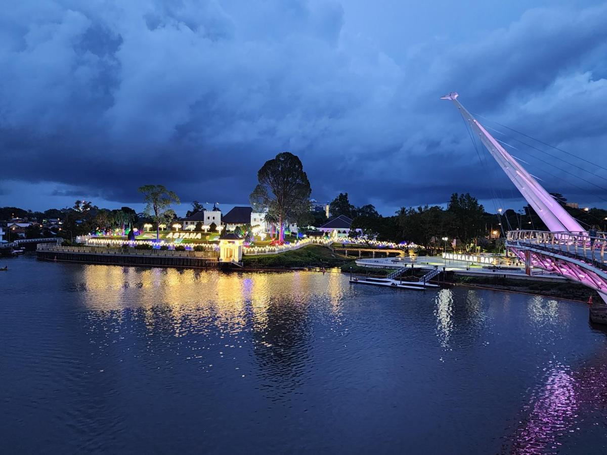 Riverbank Suites Kuching Waterfront Buitenkant foto