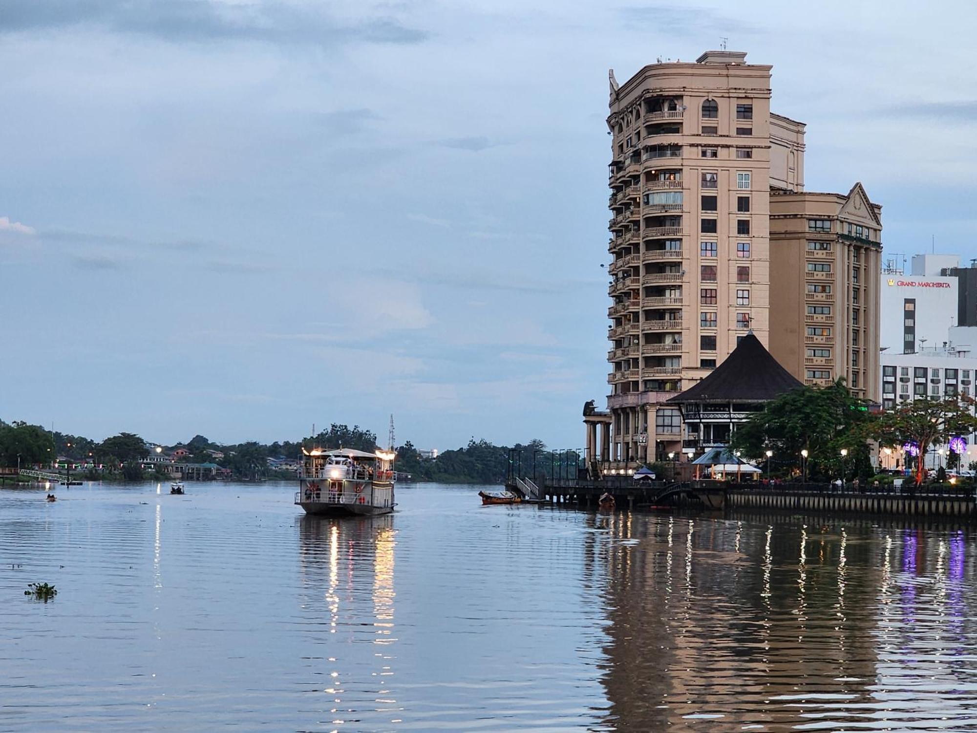 Riverbank Suites Kuching Waterfront Buitenkant foto