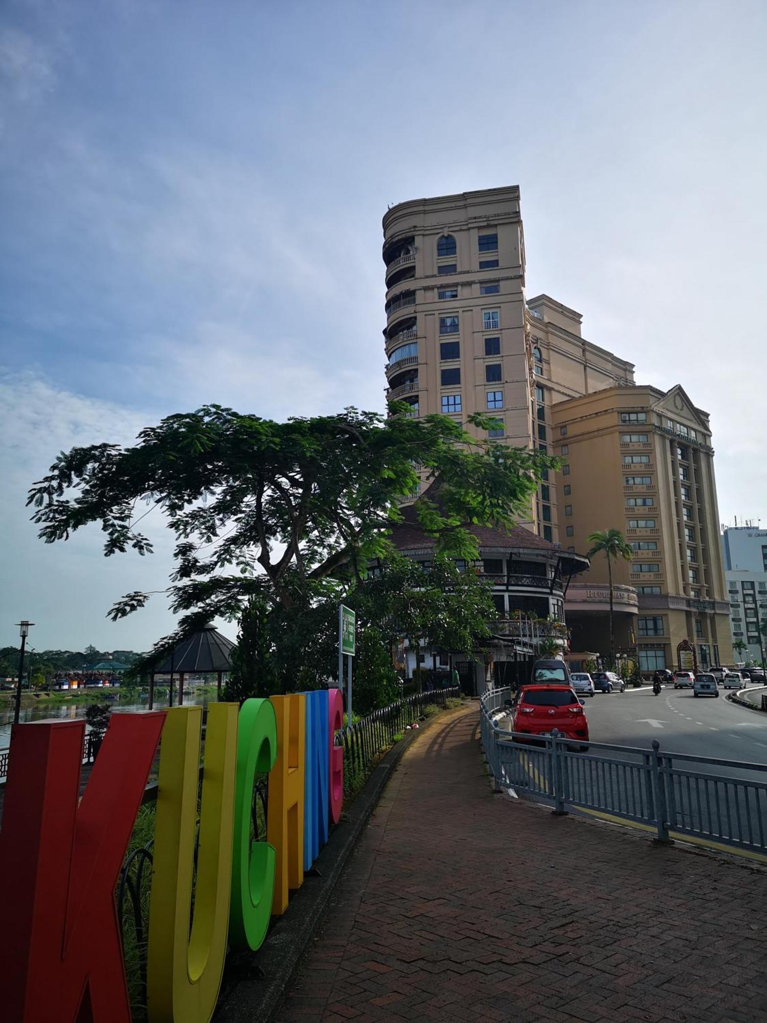 Riverbank Suites Kuching Waterfront Buitenkant foto